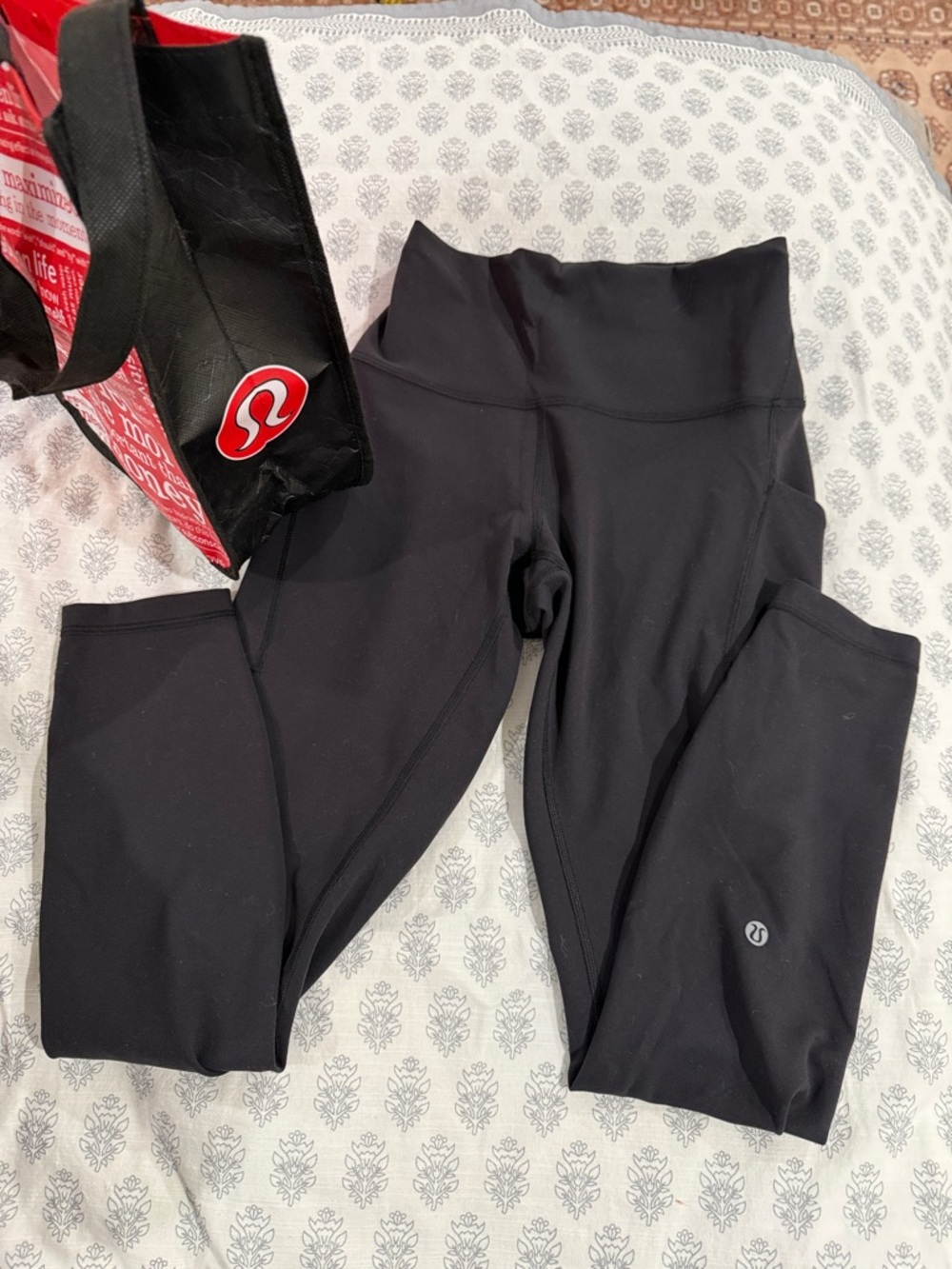 Lululemon Black High-Rise Wunder Train leggings pockets 26 rise with Tote bag